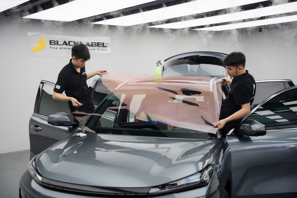 Thi công phim cách nhiệt Black Label SP50 cho kính lái Geely EX5