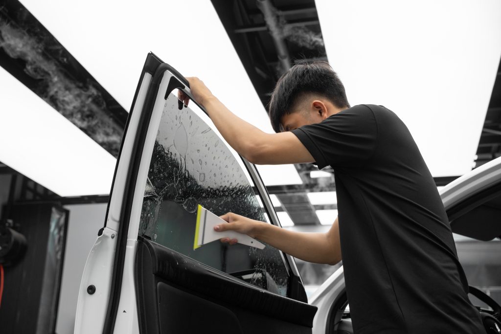 Kỹ thuật viên dán phim cách nhiệt Black Label cho ô tô