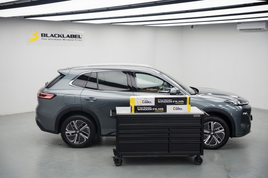 Phim cách nhiệt Black Label hoàn thiện trên Geely EX5