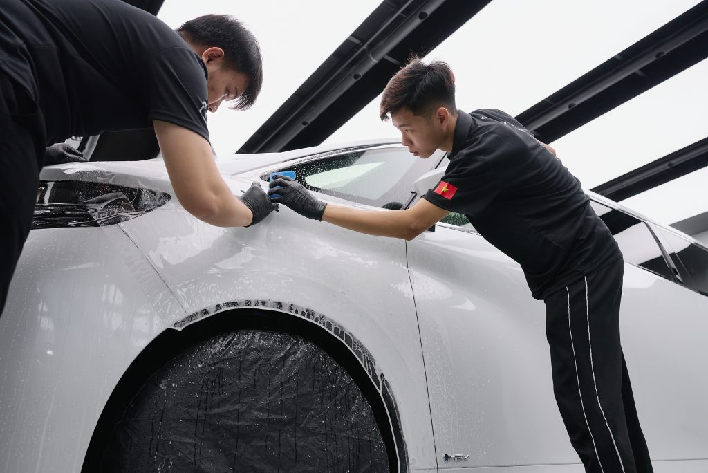 Kỹ thuật viên thi công PPF STEK ForceShield cho Toyota Alphard tại PPF Bình Dương