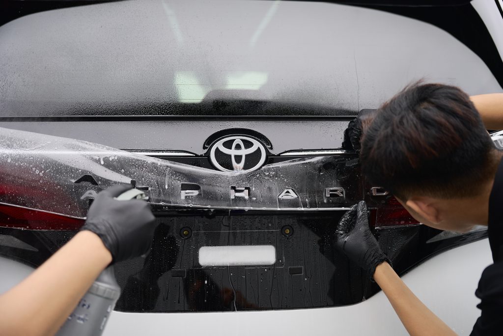 Kỹ thuật viên dán PPF STEK ForceShield lên Toyota Alphard bằng phim cắt máy CNC tại PPF Bình Dương